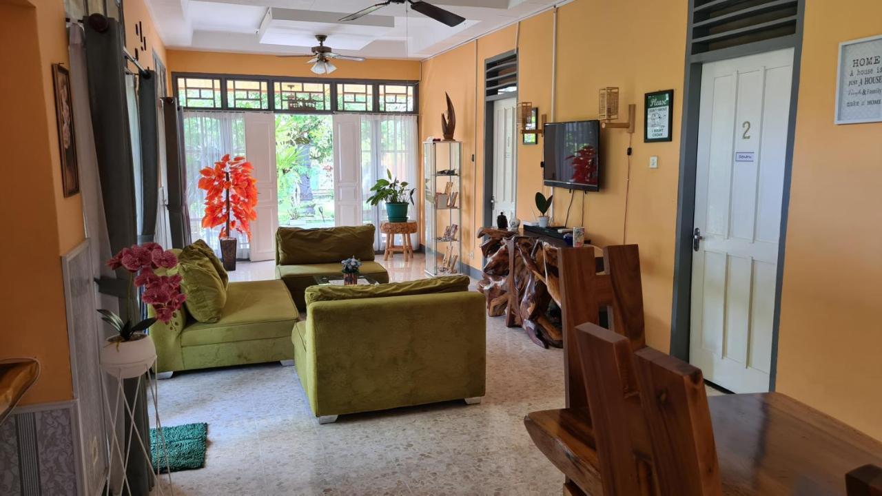 Dewi Sri Guesthouse Mataram Esterno foto
