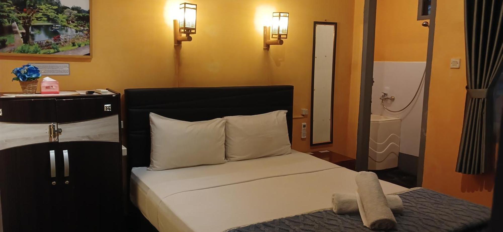 Dewi Sri Guesthouse Mataram Esterno foto