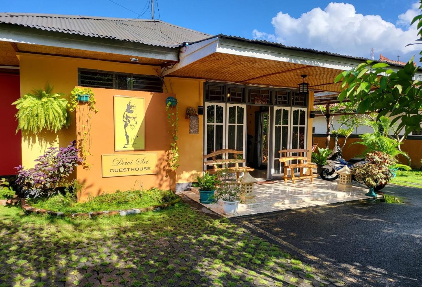 Dewi Sri Guesthouse Mataram Esterno foto